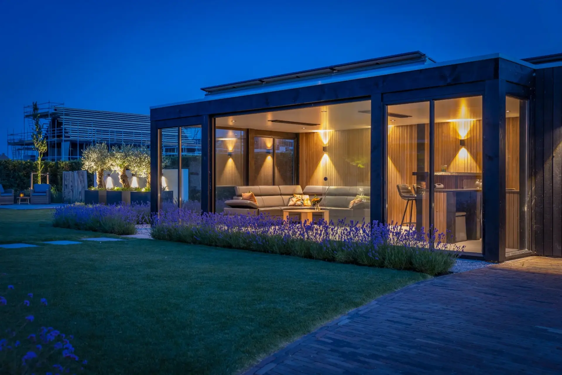 Houten tuinkamer met glazen schuifwanden 21 roald tuindesign