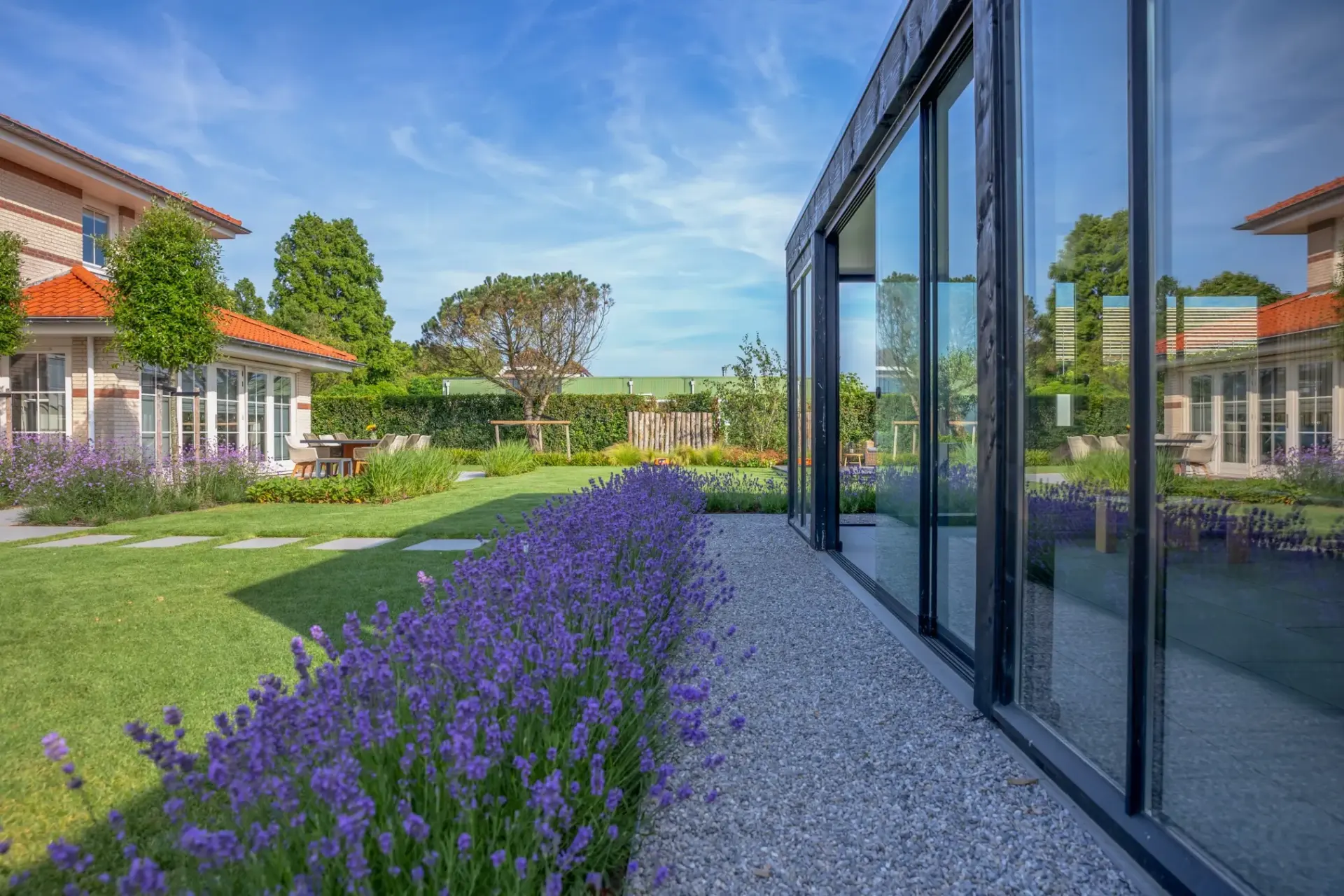Houten tuinkamer met glazen schuifwanden 4 roald tuindesign