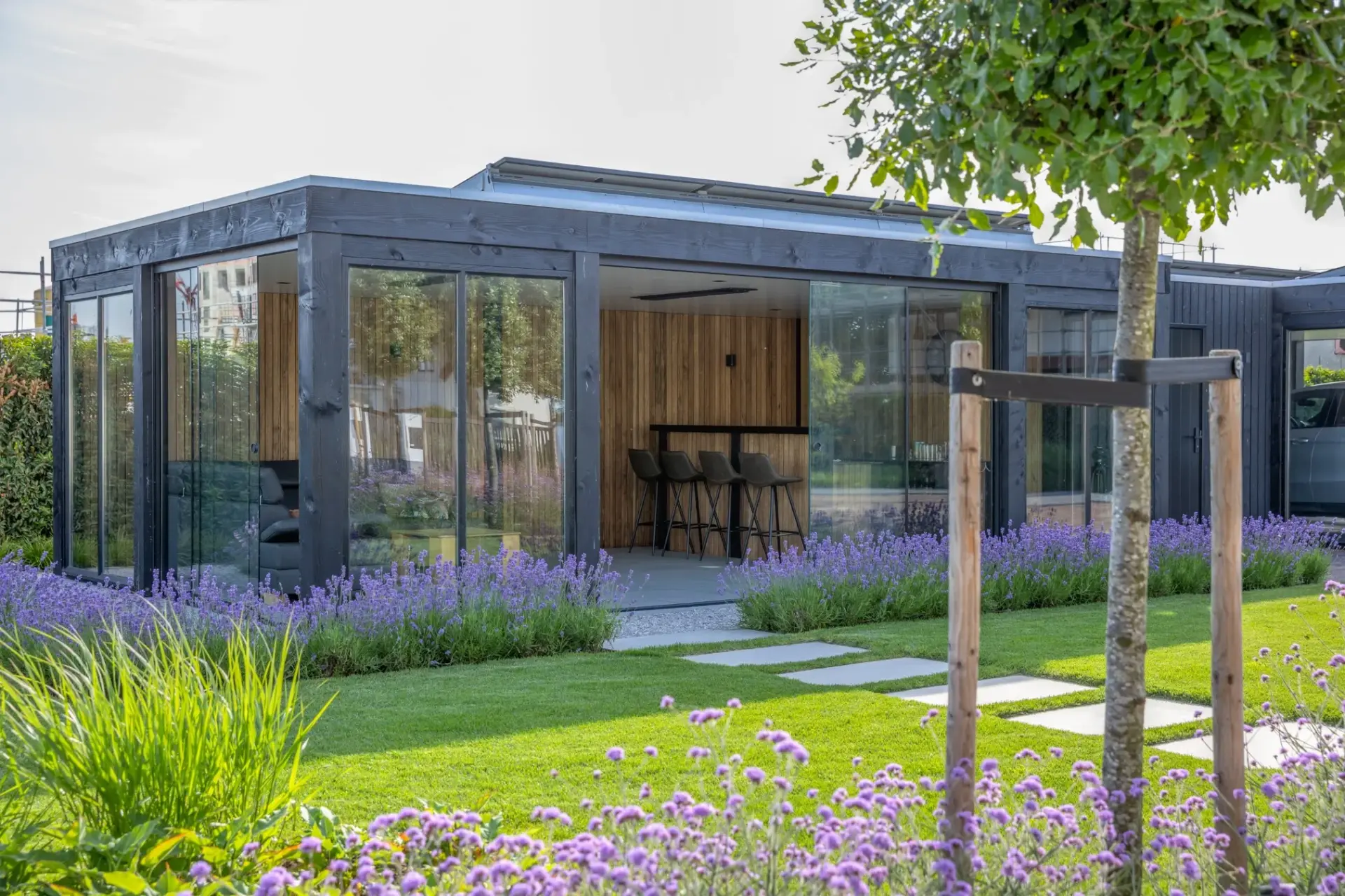 Houten tuinkamer met glazen schuifwanden 6 roald tuindesign